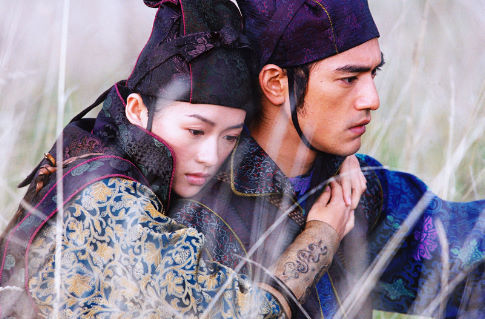 Still of Takeshi Kaneshiro and Ziyi Zhang in Shi mian mai fu (2004)