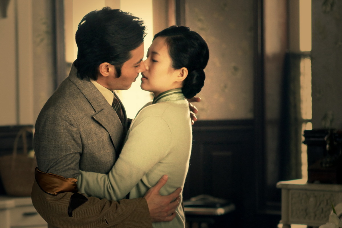 Still of Dong-gun Jang and Ziyi Zhang in Wi-heom-han gyan-gye (2012)