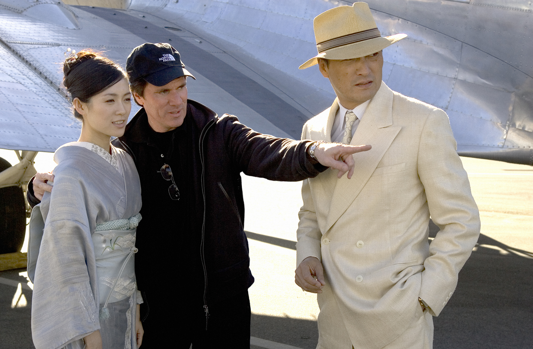 Still of Rob Marshall, Ken Watanabe and Ziyi Zhang in Memoirs of a Geisha (2005)