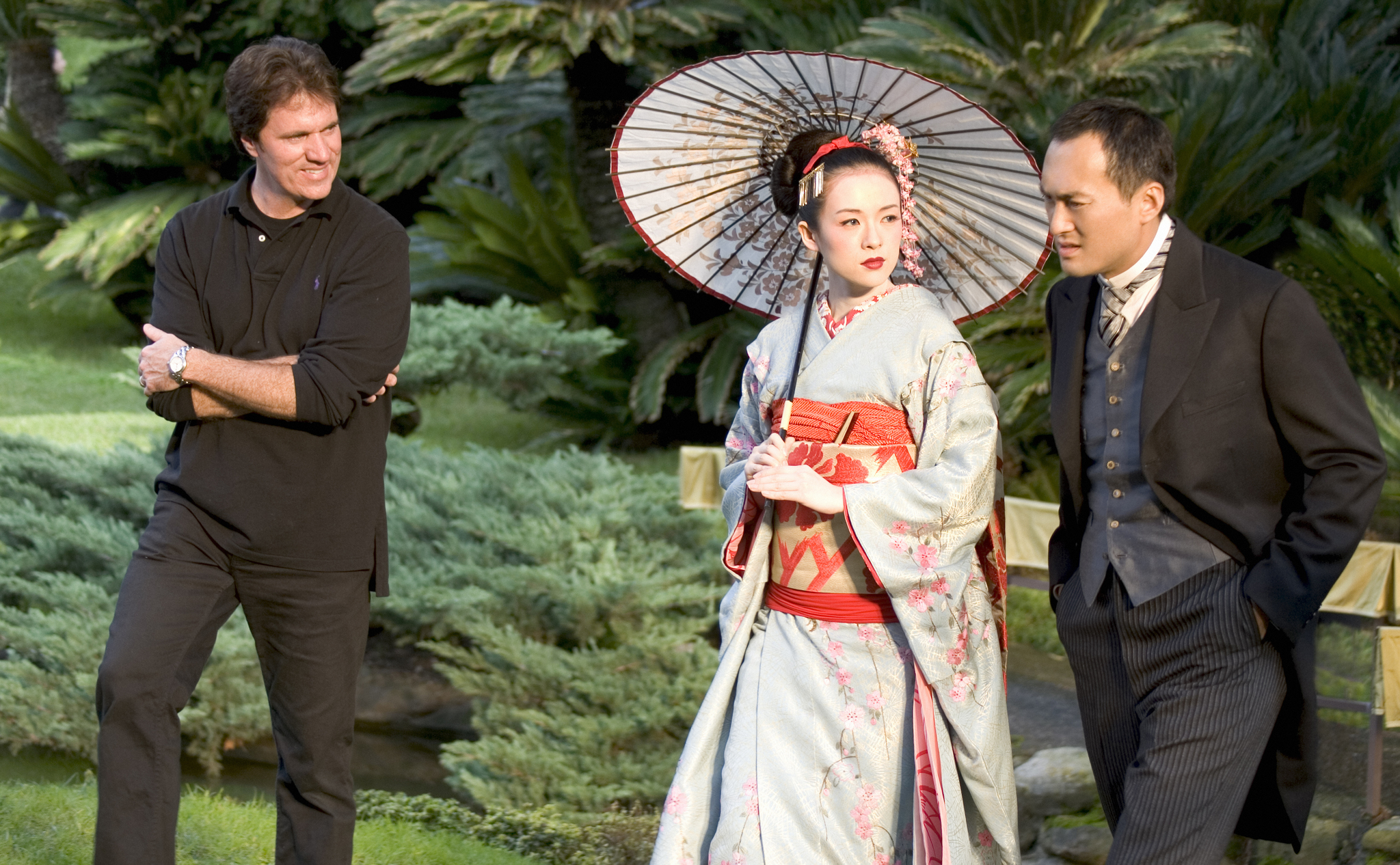 Still of Rob Marshall, Ken Watanabe and Ziyi Zhang in Memoirs of a Geisha (2005)