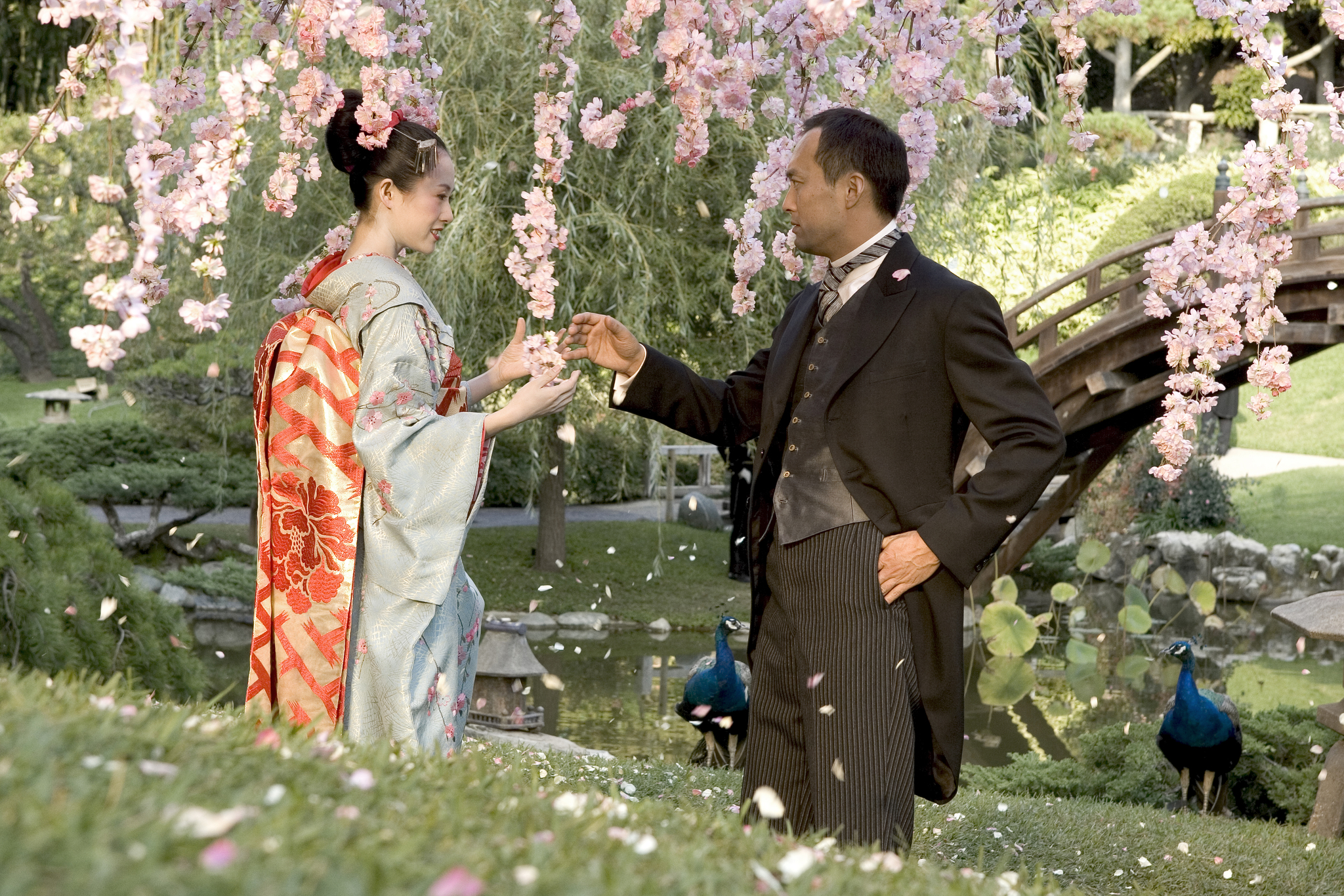 Still of Ken Watanabe and Ziyi Zhang in Memoirs of a Geisha (2005)