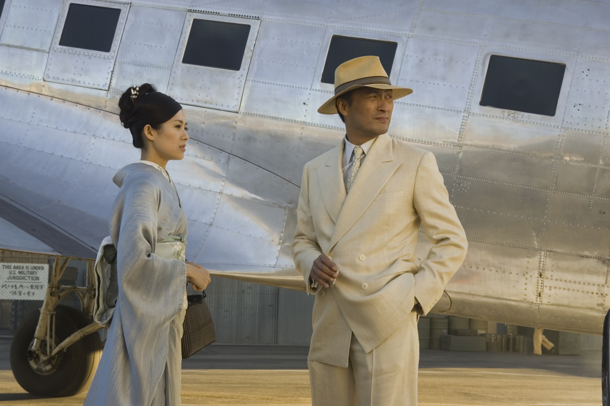 Still of Ken Watanabe and Ziyi Zhang in Memoirs of a Geisha (2005)