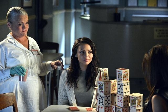 Still of Janel Parrish and Sarah Zinsser in Jaunosios melages (2010)