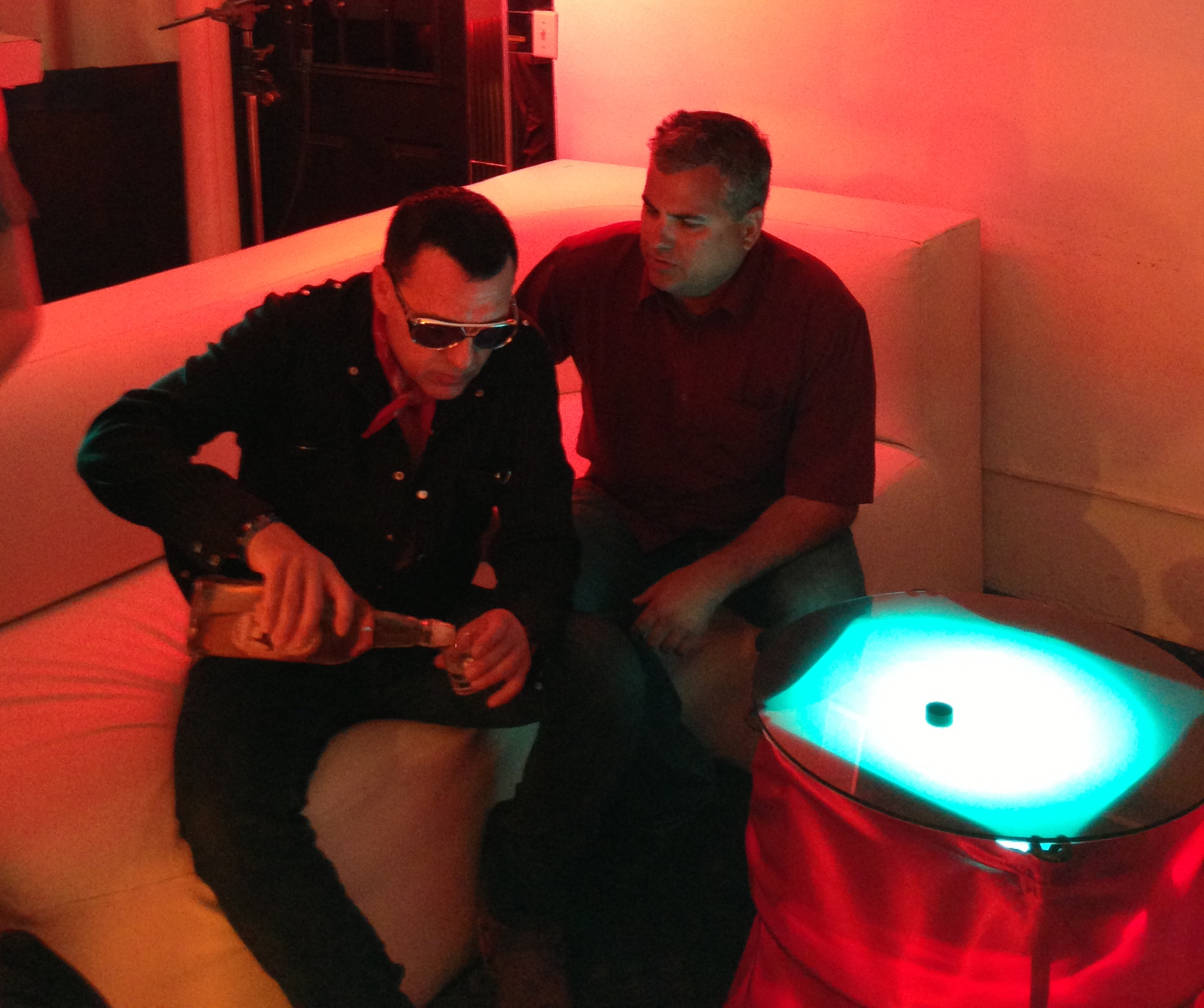 TOM SIZEMORE (and apple juice!) with director DANIEL ZIRILLI on the set of ROADRUN (Mexico, 2013).