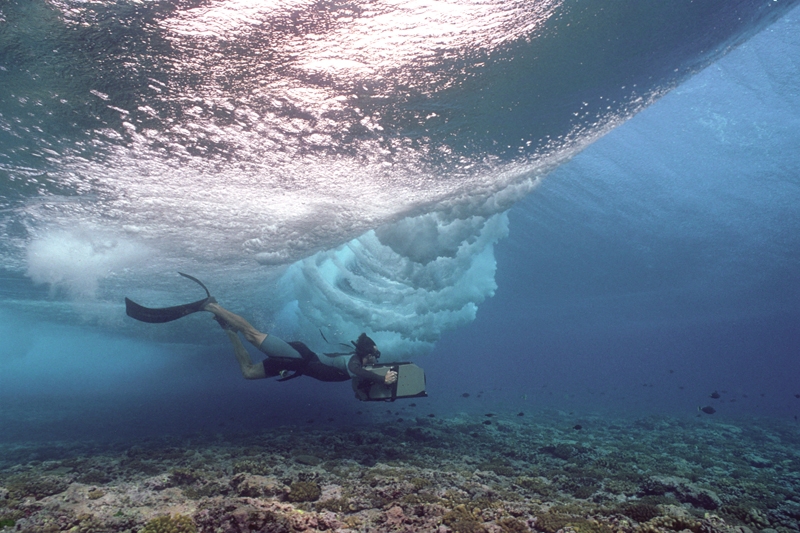 Pete under wave Papeete