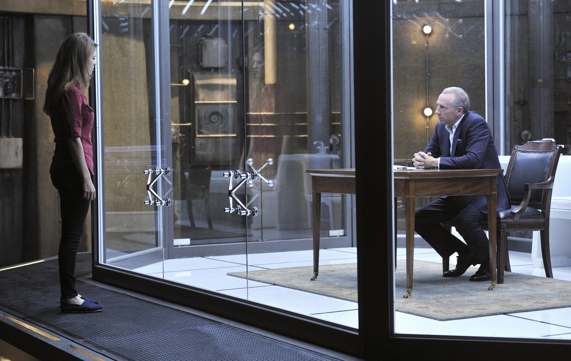 Still of Xander Berkeley and Lyndsy Fonseca in Nikita (2010)