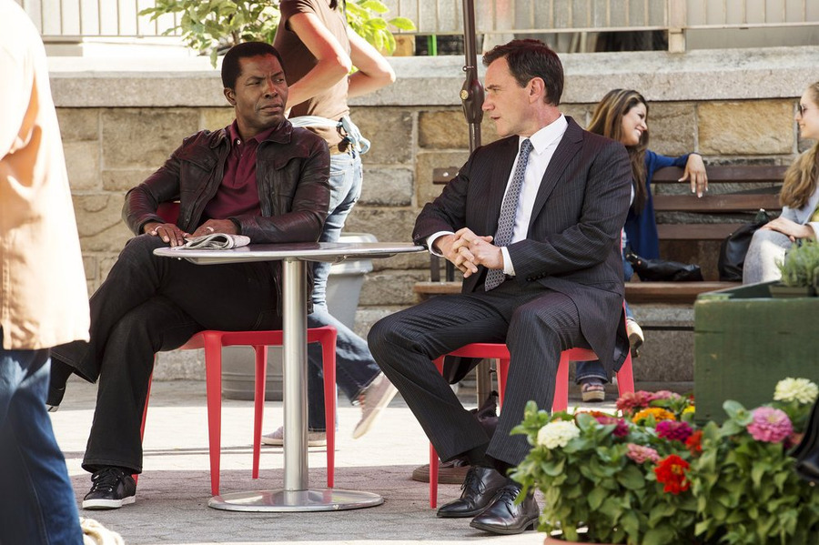 Still of Isaach De Bankolé and Tim DeKay in Aferistas (2009)