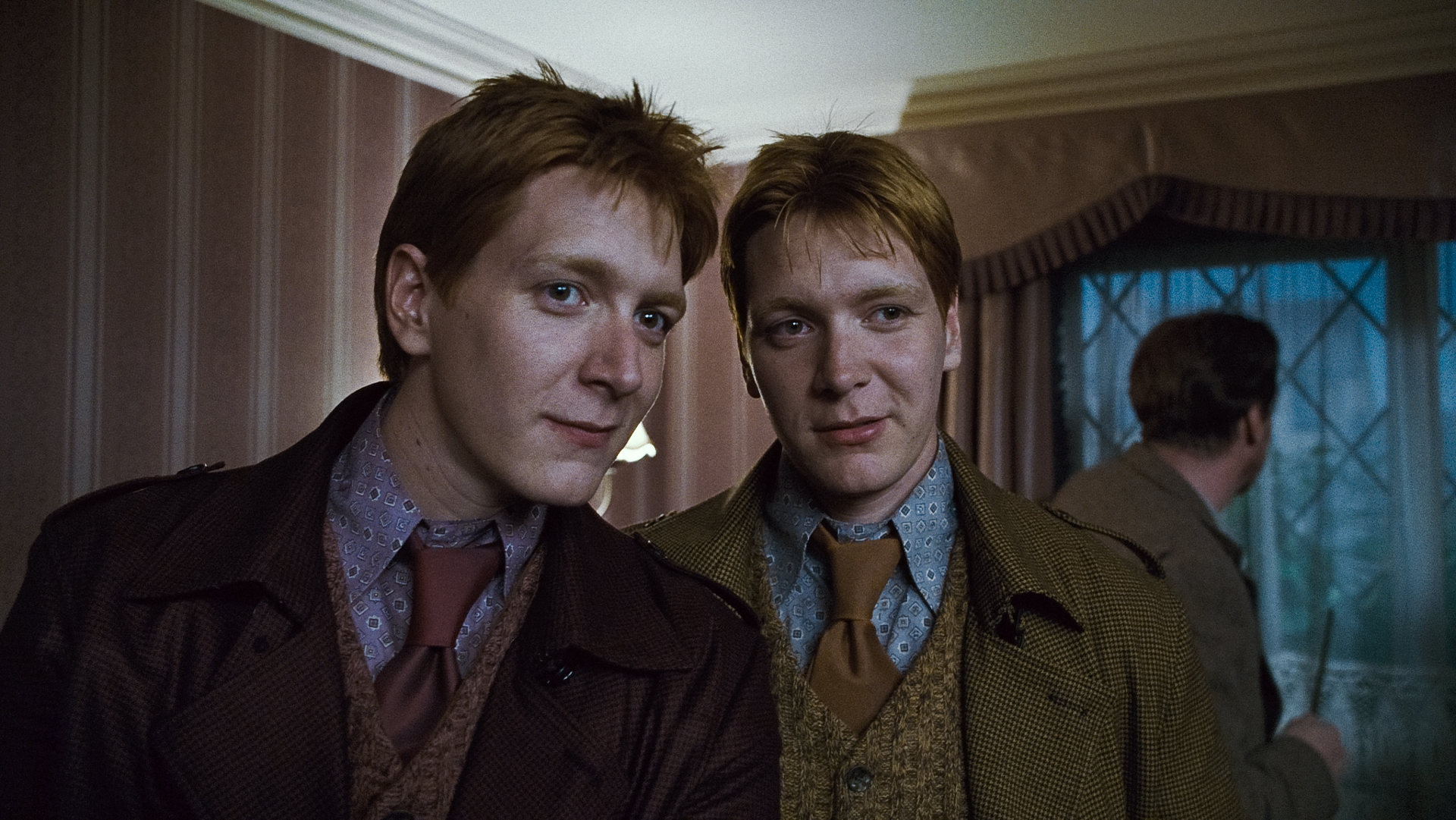 Still of James Phelps and Oliver Phelps in Haris Poteris ir mirties relikvijos. 1 dalis (2010)