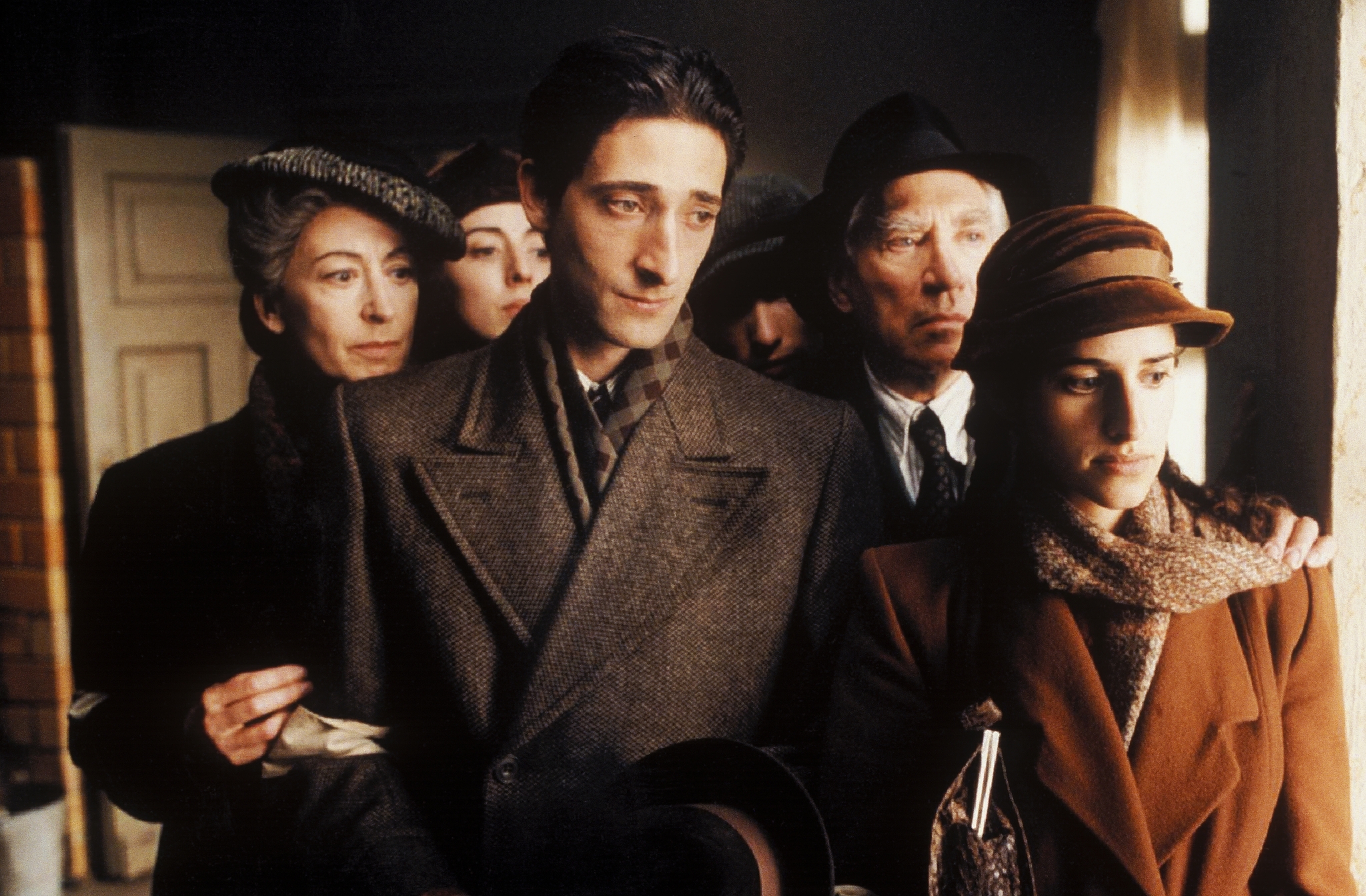 Still of Adrien Brody, Frank Finlay, Maureen Lipman, Julia Rayner, Ed Stoppard and Jessica Kate Meyer in Pianistas (2002)