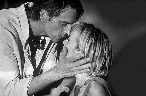 Still of Jeremy Irons and Patricia Kaas in And Now... Ladies and Gentlemen... (2002)