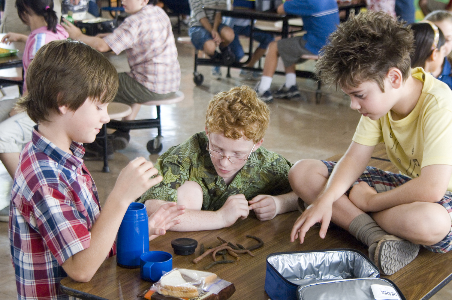 Still of Luke Benward and Alexander Gould in How to Eat Fried Worms (2006)