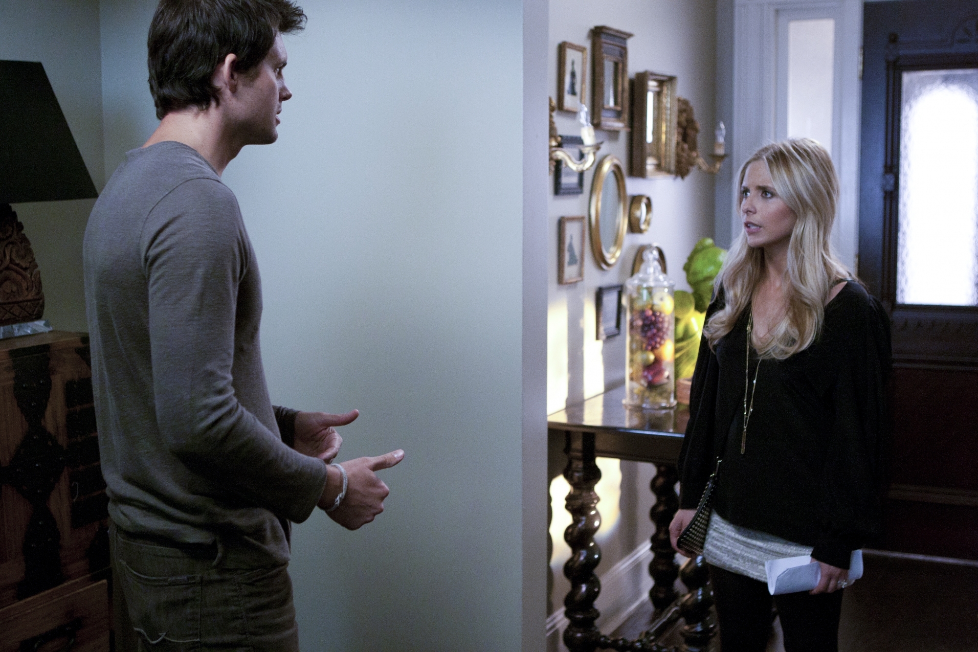 Still of Sarah Michelle Gellar and Kristoffer Polaha in Ringer (2011)