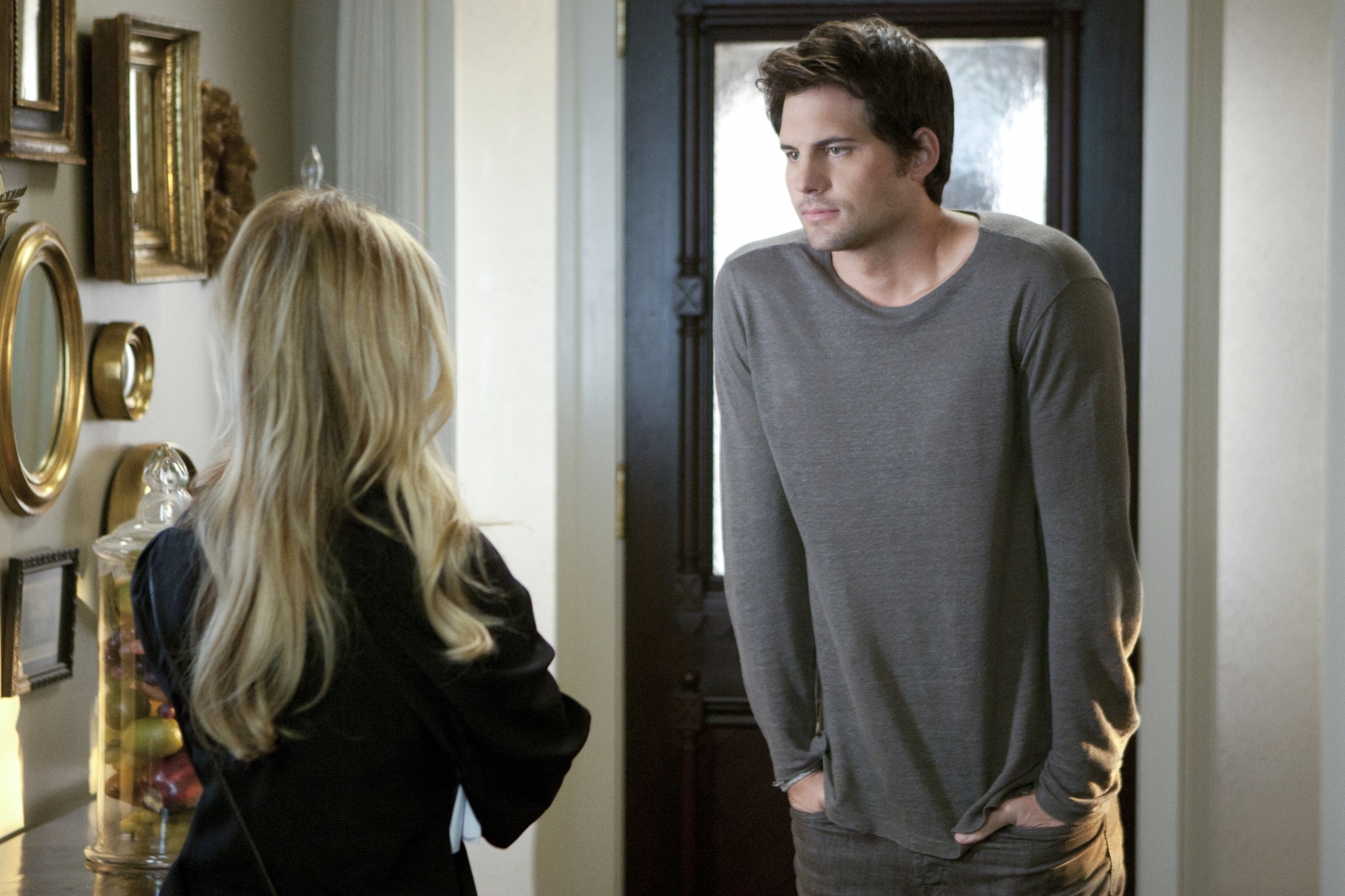 Still of Sarah Michelle Gellar and Kristoffer Polaha in Ringer (2011)