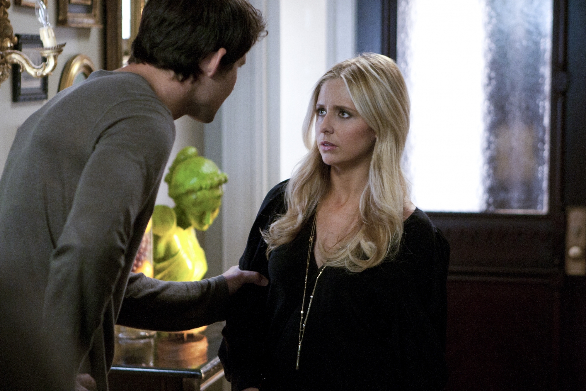 Still of Sarah Michelle Gellar and Kristoffer Polaha in Ringer (2011)