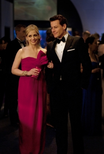 Still of Sarah Michelle Gellar and Ioan Gruffudd in Ringer (2011)