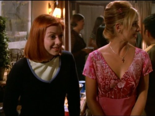 Still of Sarah Michelle Gellar and Alyson Hannigan in Vampyru zudike (1997)