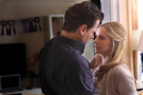 Still of Sarah Michelle Gellar and Ioan Gruffudd in Ringer (2011)