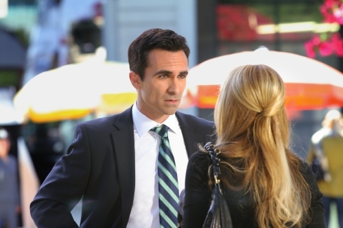 Still of Sarah Michelle Gellar and Nestor Carbonell in Ringer (2011)