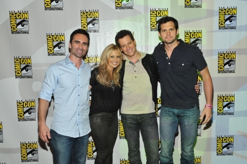 Still of Sarah Michelle Gellar, Nestor Carbonell, Ioan Gruffudd and Kristoffer Polaha in Ringer (2011)