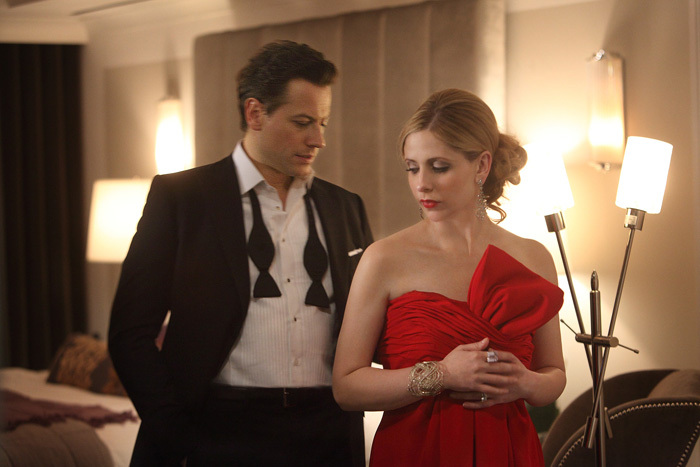 Still of Sarah Michelle Gellar and Ioan Gruffudd in Ringer (2011)