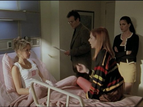 Still of Sarah Michelle Gellar, Charisma Carpenter, Alyson Hannigan and Anthony Head in Vampyru zudike (1997)