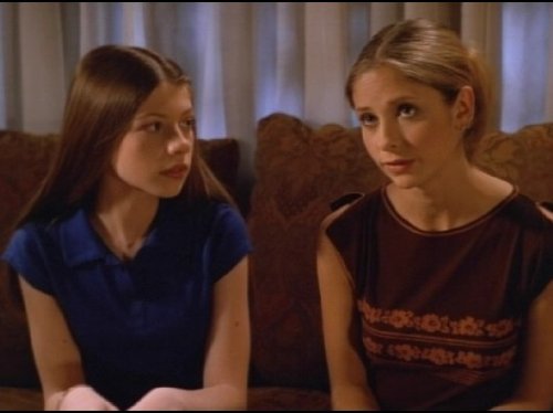 Still of Sarah Michelle Gellar and Michelle Trachtenberg in Vampyru zudike (1997)