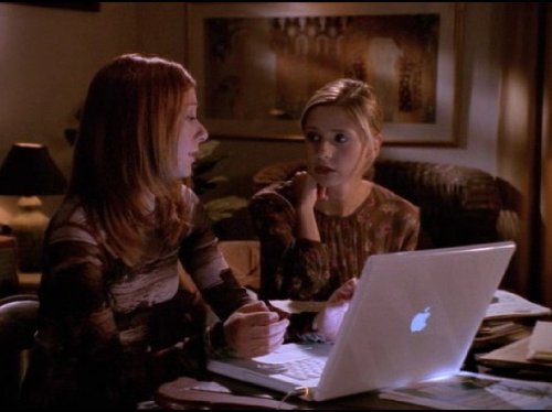 Still of Sarah Michelle Gellar and Alyson Hannigan in Vampyru zudike (1997)