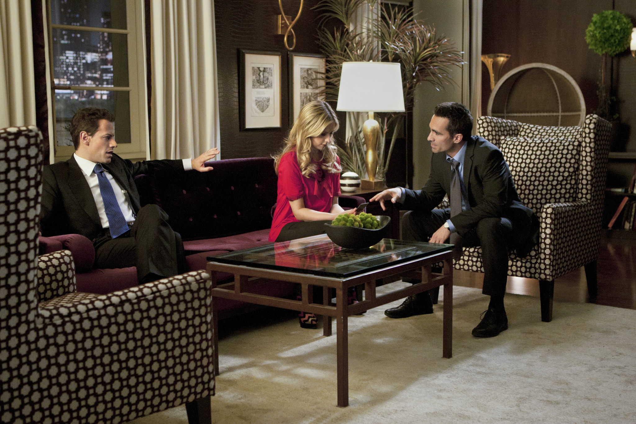 Still of Sarah Michelle Gellar, Nestor Carbonell and Ioan Gruffudd in Ringer (2011)