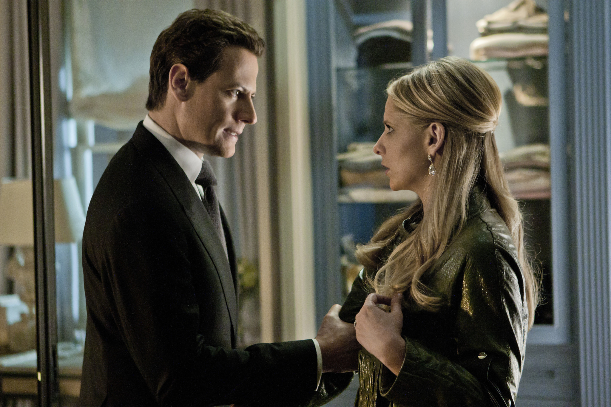 Still of Sarah Michelle Gellar and Ioan Gruffudd in Ringer (2011)