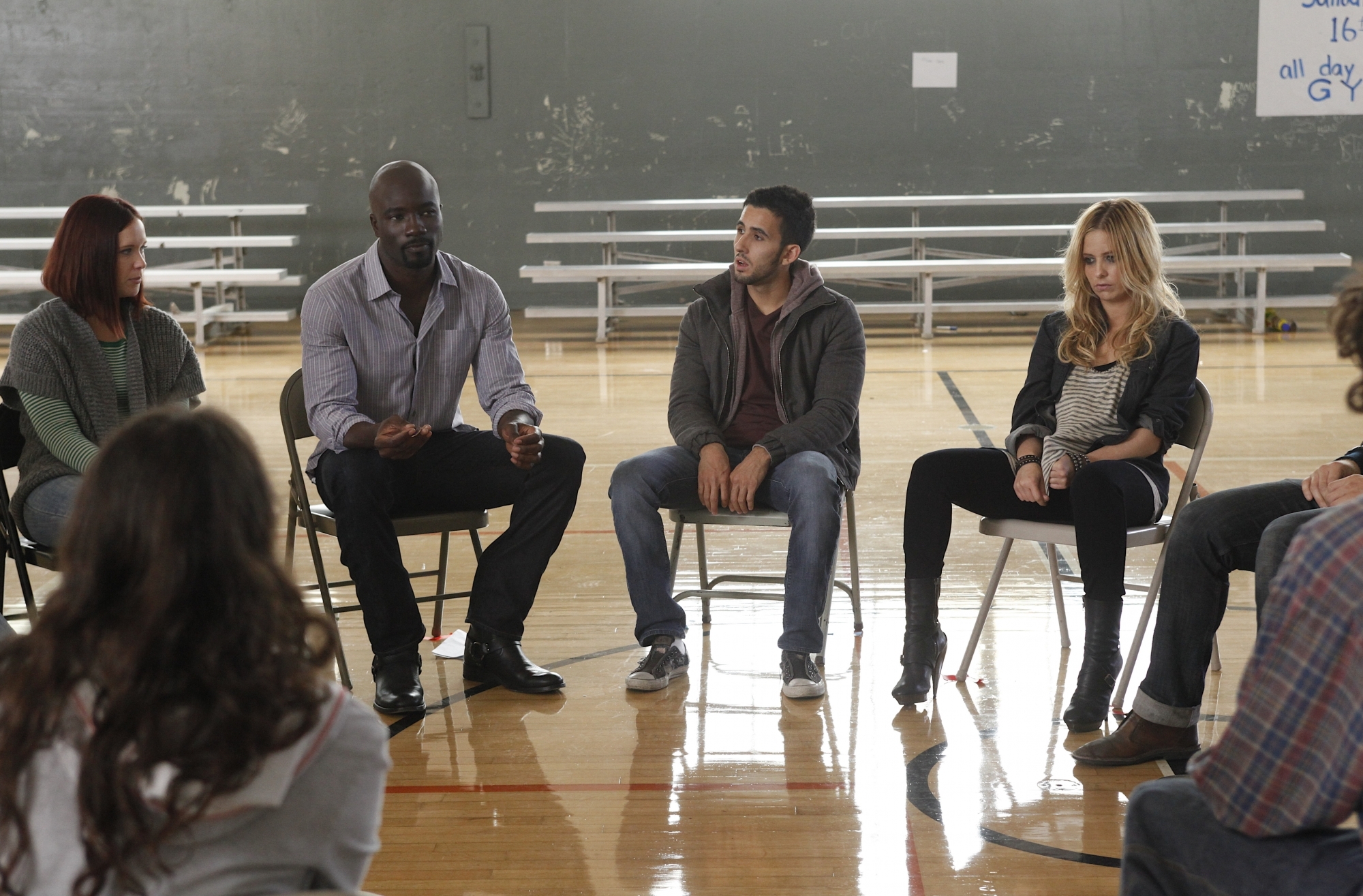 Still of Sarah Michelle Gellar and Mike Colter in Ringer (2011)