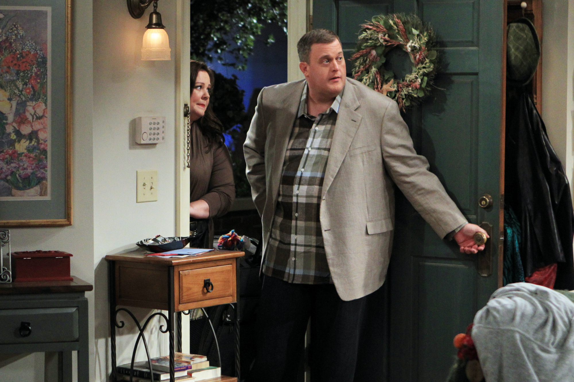 Still of Melissa McCarthy and Billy Gardell in Mike & Molly: The Honeymoon Is Over (2012)
