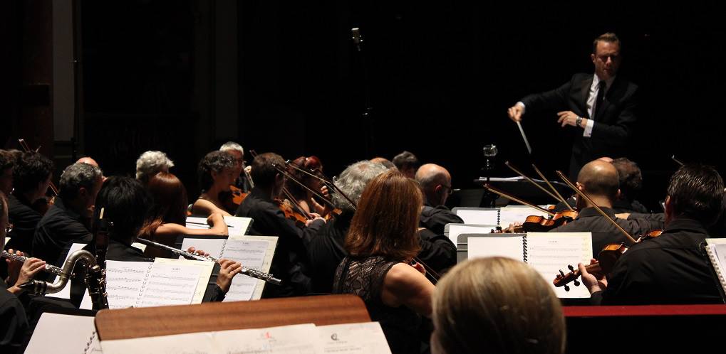 Federico Jusid conducting the Province of Cordoba Orchestra at the Cordoba International Film Music Festival in June 2013