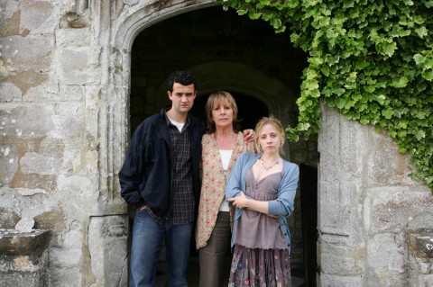 Daniel Mays, Penelope Wilton and Sinead Matthews in Half Broken Things 2007