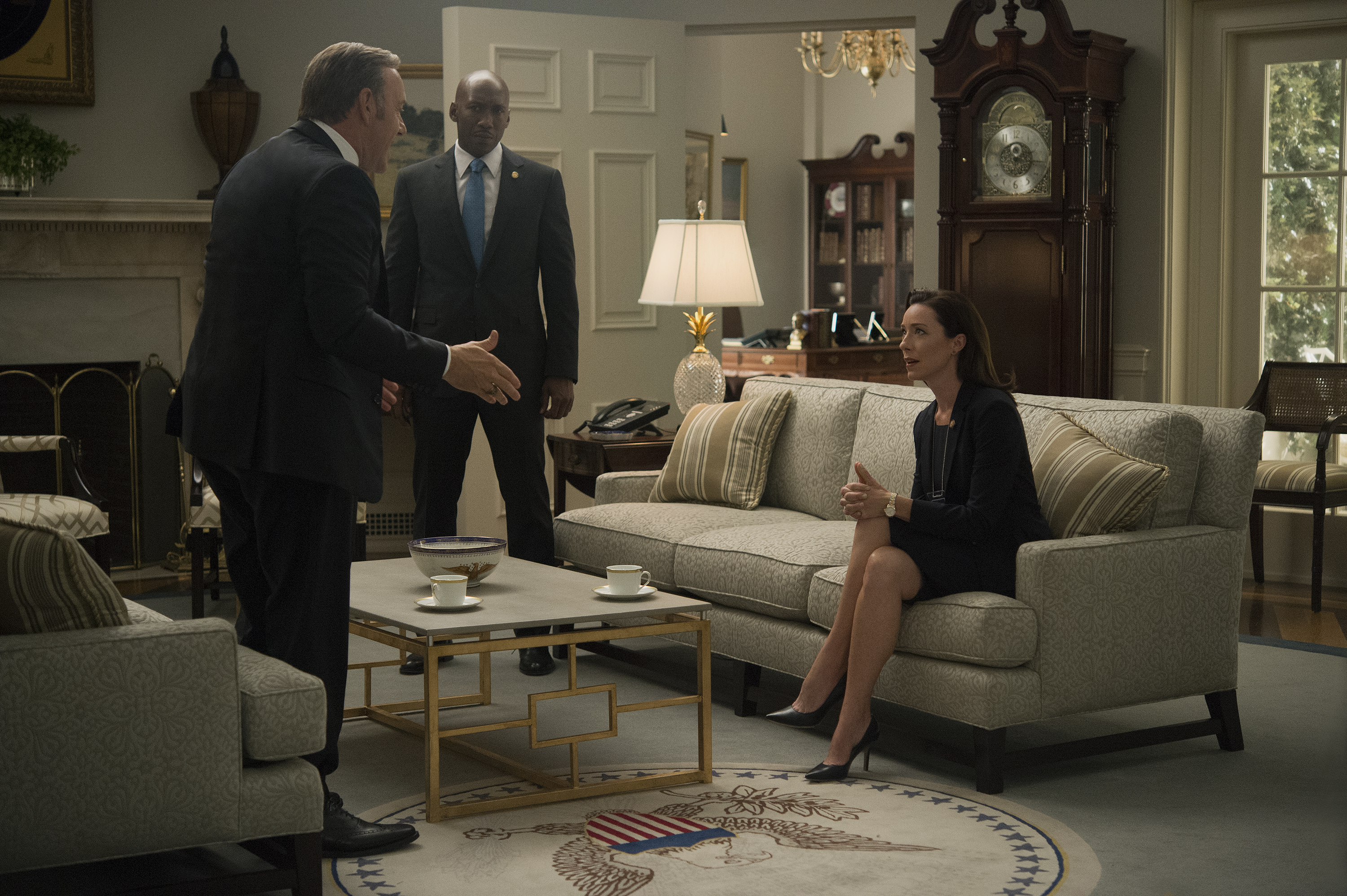 Still of Kevin Spacey, Molly Parker and Mahershala Ali in Kortu Namelis (2013)