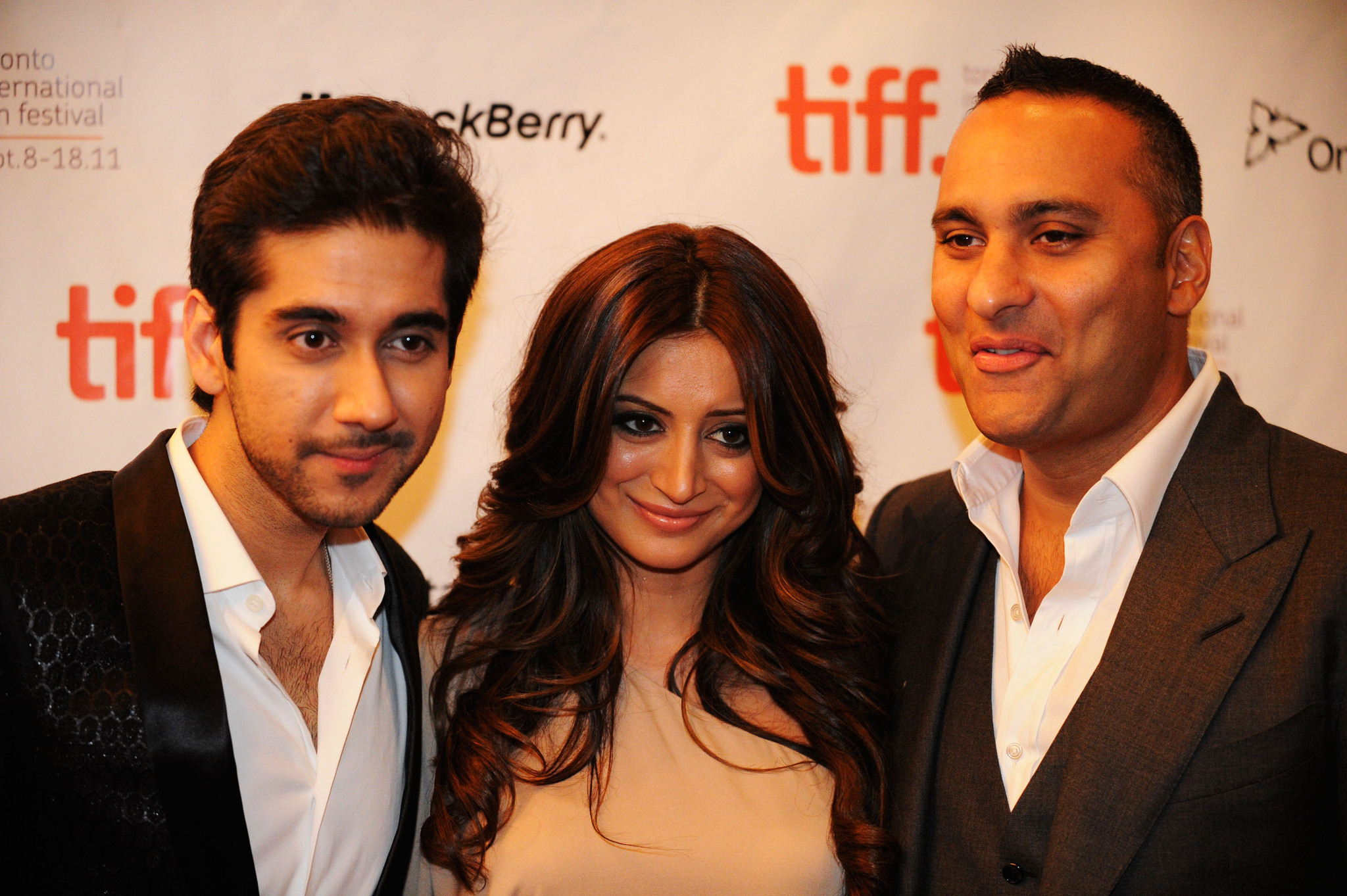 Russell Peters, Noureen DeWulf and Vinay Virmani at event of Breakaway (2011)
