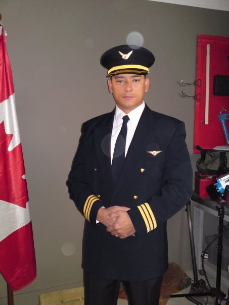 Tre as First Officer Mills on the set of 