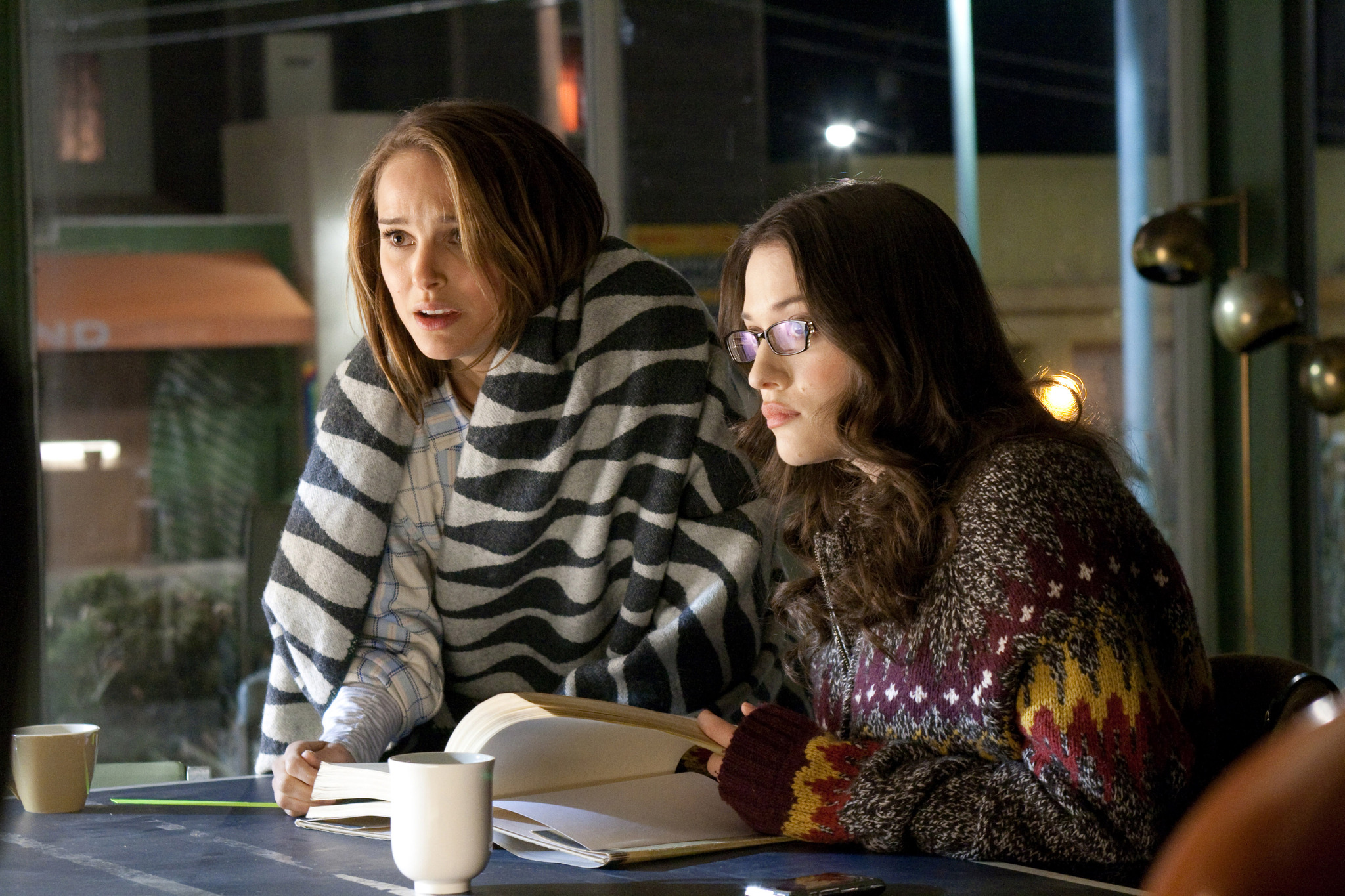 Still of Natalie Portman and Kat Dennings in Toras (2011)