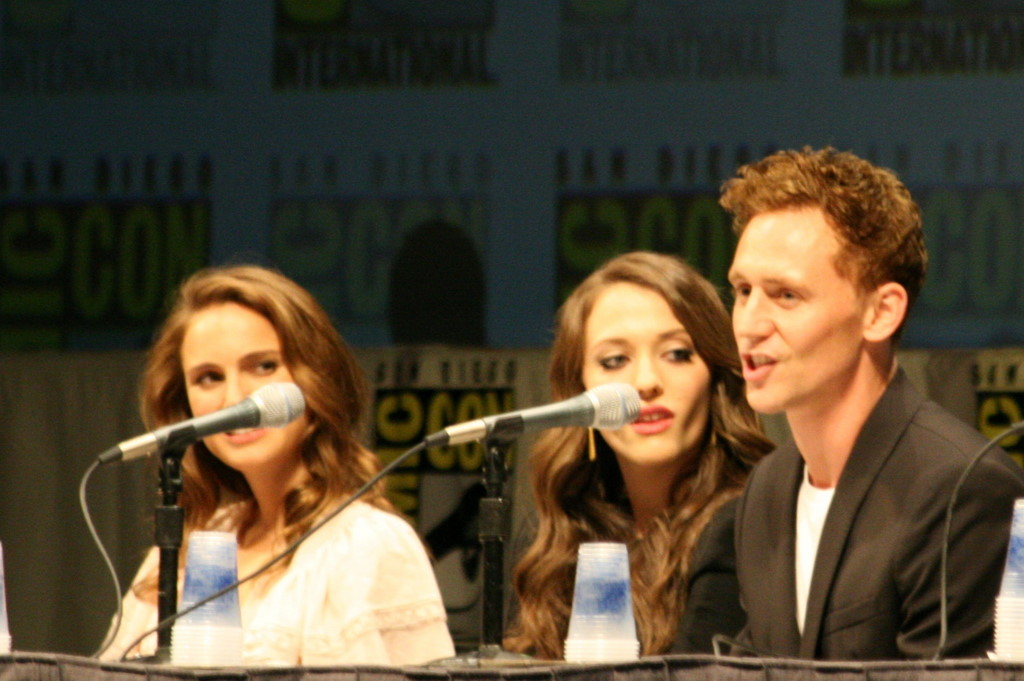 Natalie Portman, Kat Dennings and Tom Hiddleston at event of Toras (2011)