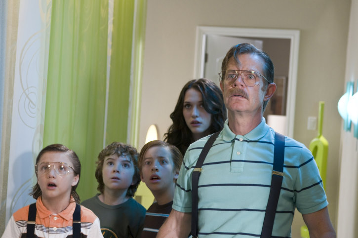 Still of William H. Macy, Kat Dennings, Trevor Gagnon, Jimmy Bennett and Jake Short in Shorts (2009)