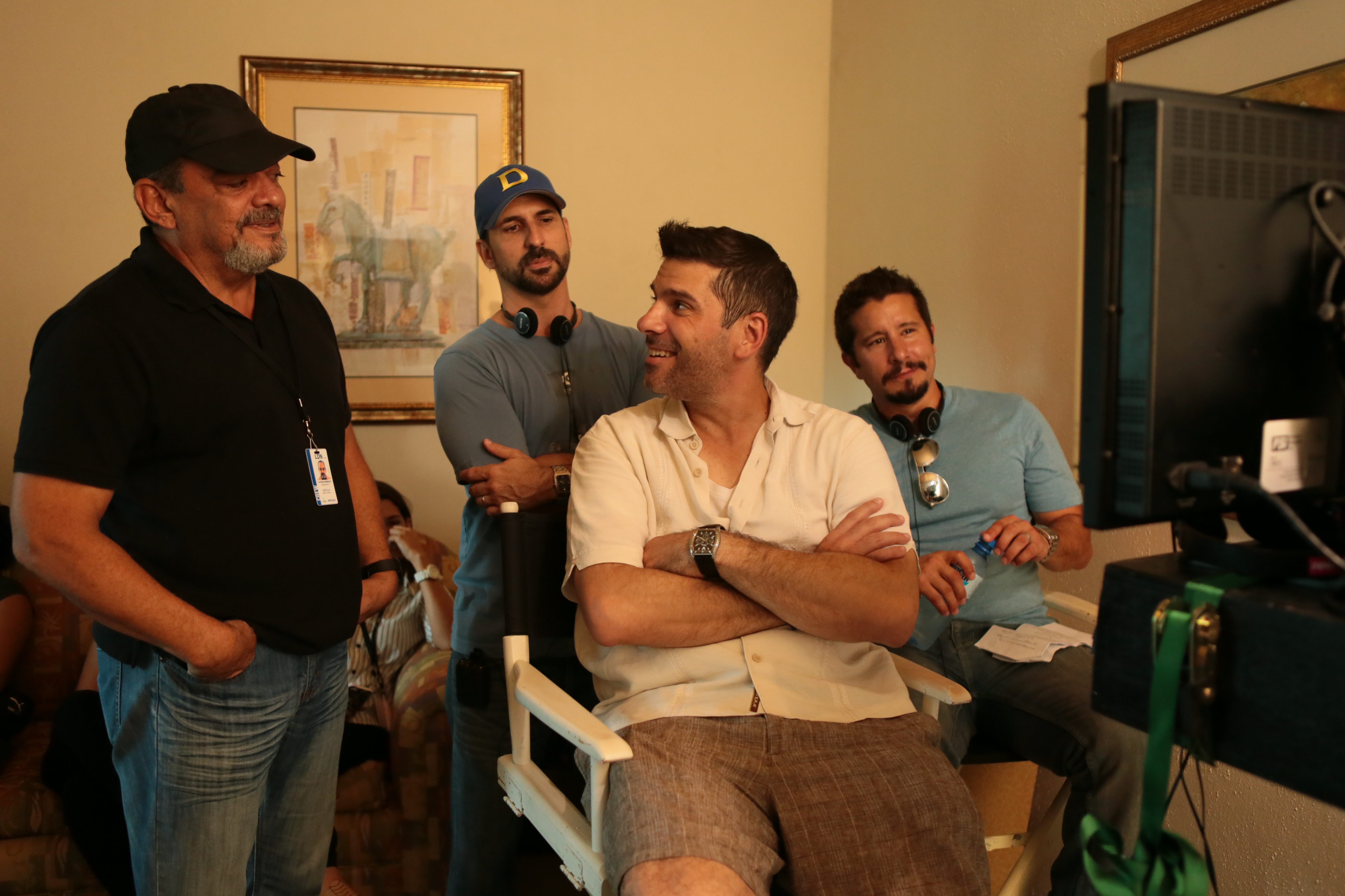 Joe Menendez at the monitor, with Jon Molerio, Oscar Torre and Alfonso Rodriguez on the set of LADRONES.