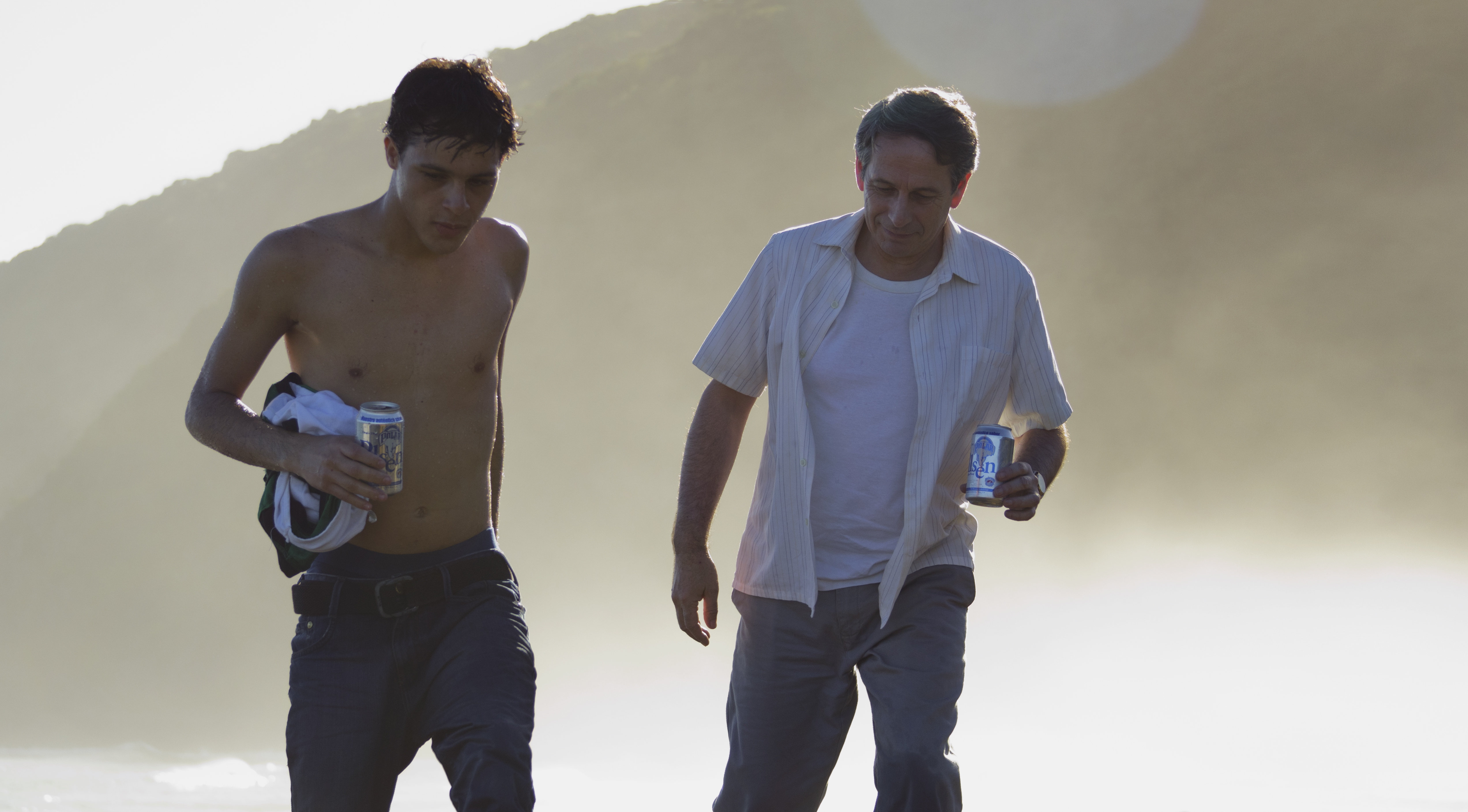 Still of Alfredo Castro and Luis Silva in Desde allá (2015)