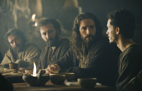 Still of Jim Caviezel and Christo Jivkov in The Passion of the Christ (2004)