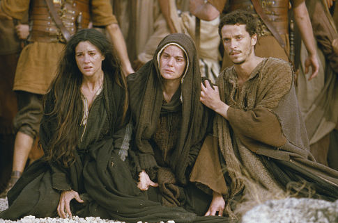 Still of Monica Bellucci, Maia Morgenstern and Christo Jivkov in The Passion of the Christ (2004)