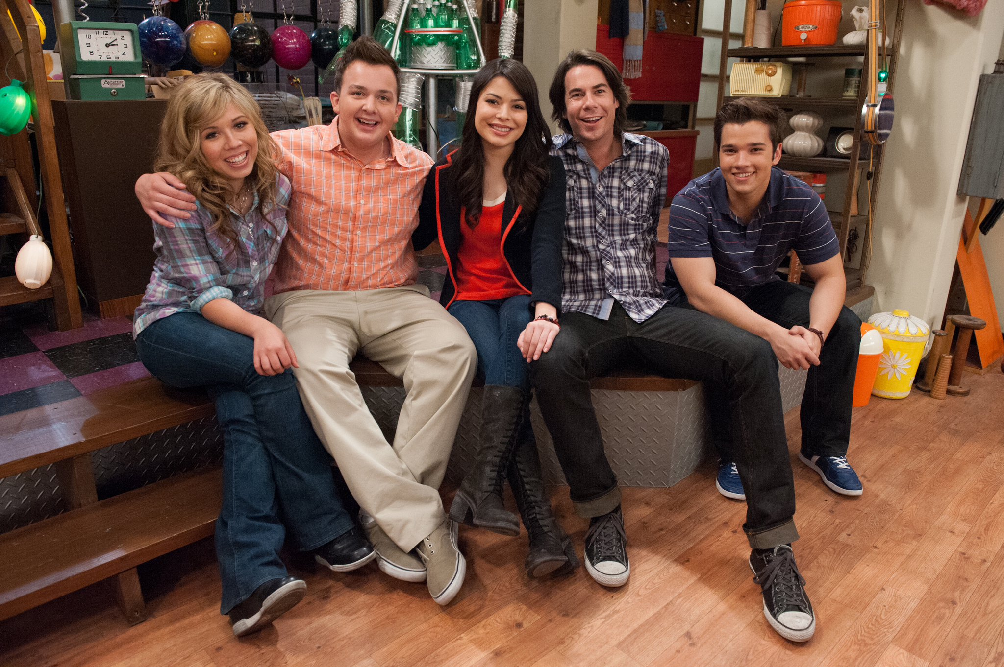 Still of Jerry Trainor, Miranda Cosgrove, Jennette McCurdy, Gibby Gibson and Noah Munck in iCarly (2007)