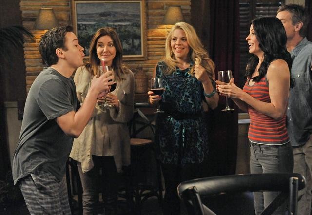 Still of David Arquette, Courteney Cox, Busy Philipps, Dan Byrd, Christa Miller, Brian Van Holt and Cul De Sac in Cougar Town (2009)