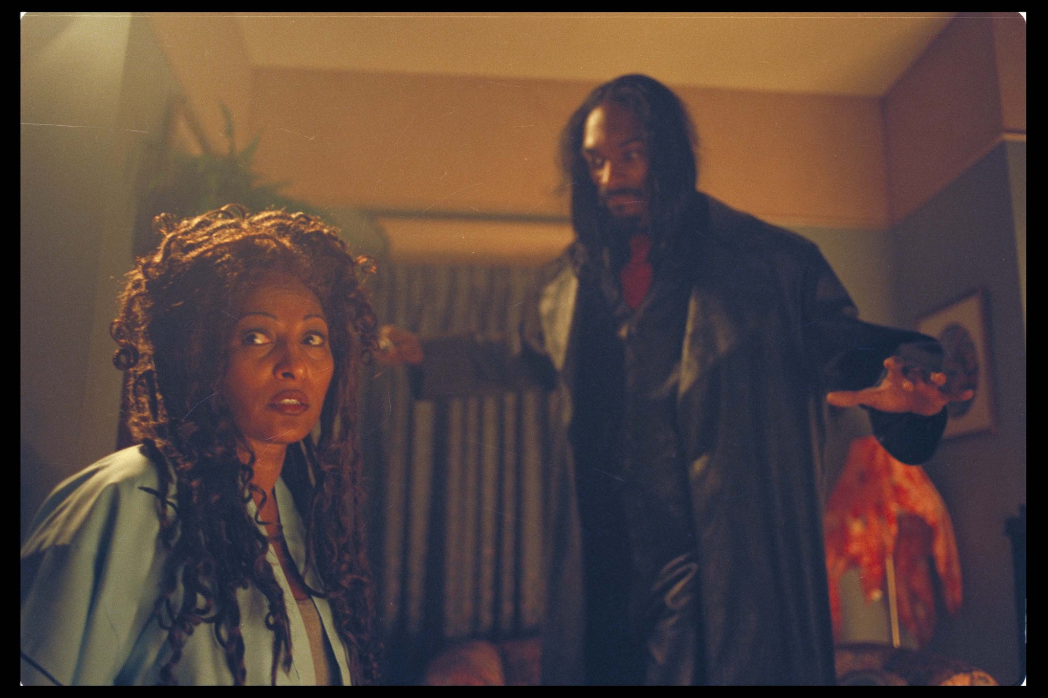 Still of Pam Grier and Snoop Dogg in Bones (2001)