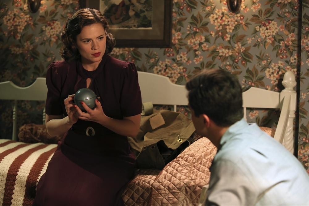 Still of Dominic Cooper and Hayley Atwell in Agent Carter (2015)