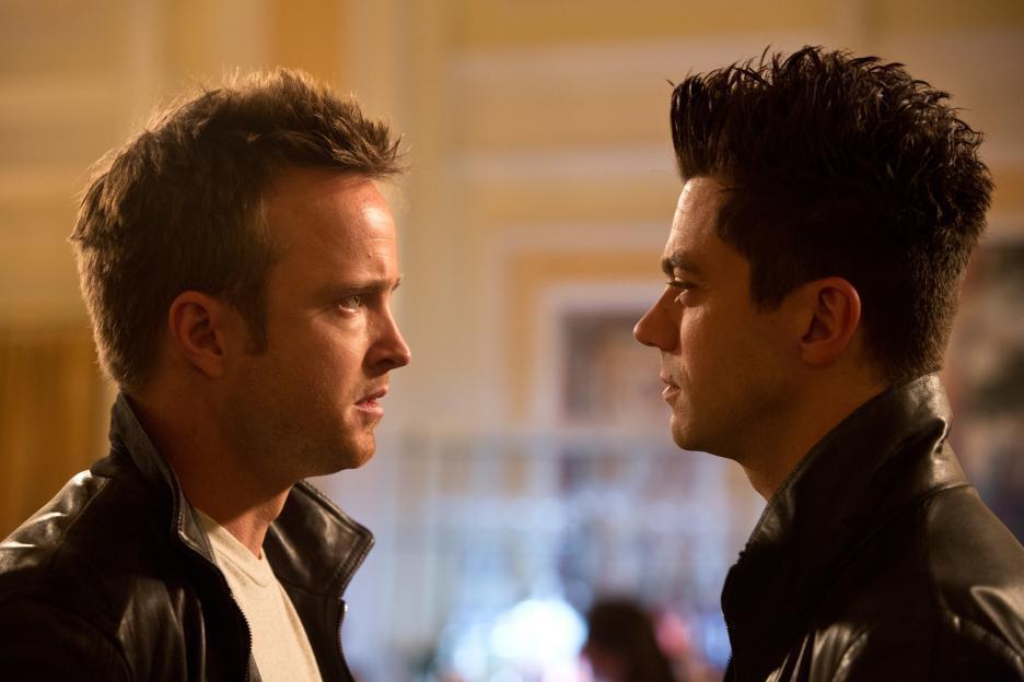 Still of Aaron Paul and Dominic Cooper in Need for Speed. Istroske greicio (2014)