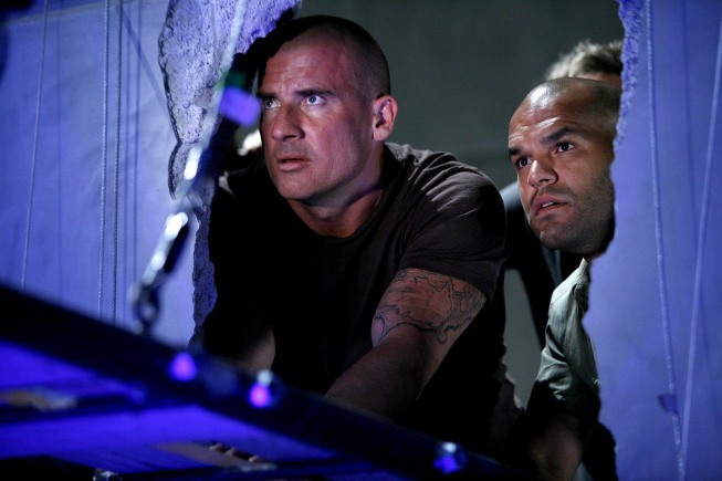 Still of Dominic Purcell and Amaury Nolasco in Kalejimo begliai (2005)