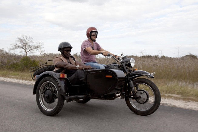 Still of Michael Clarke Duncan and Geoff Stults in The Finder: An Orphan Walks Into a Bar (2012)